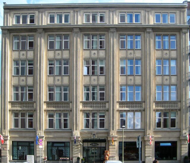 Edificio clásico de uso mixto