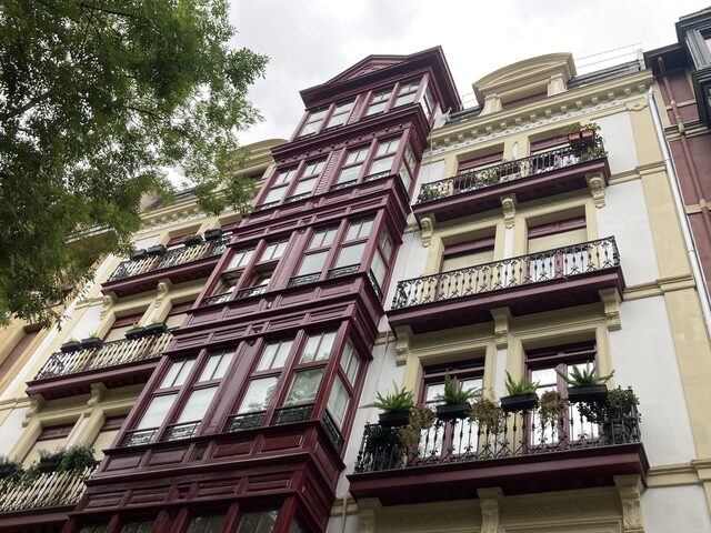 Fachada con miradores